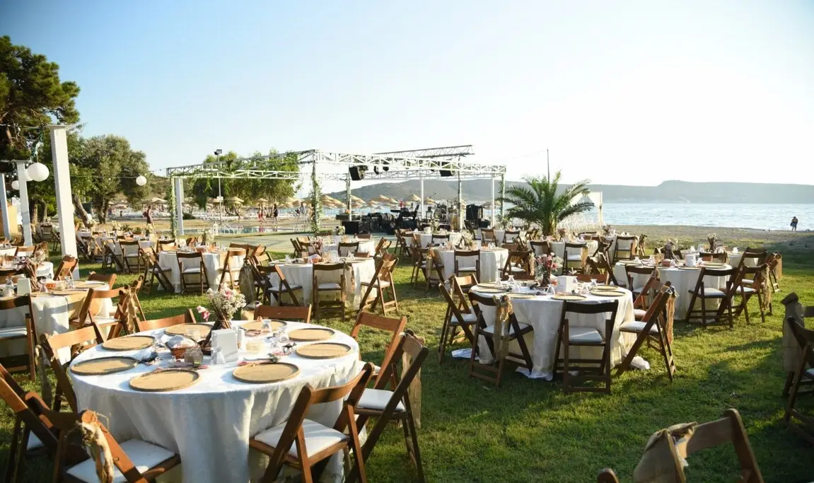 İzmir'de Kumsal ve Plaj D&uuml;ğ&uuml;n&uuml; Yapan Mekanlar